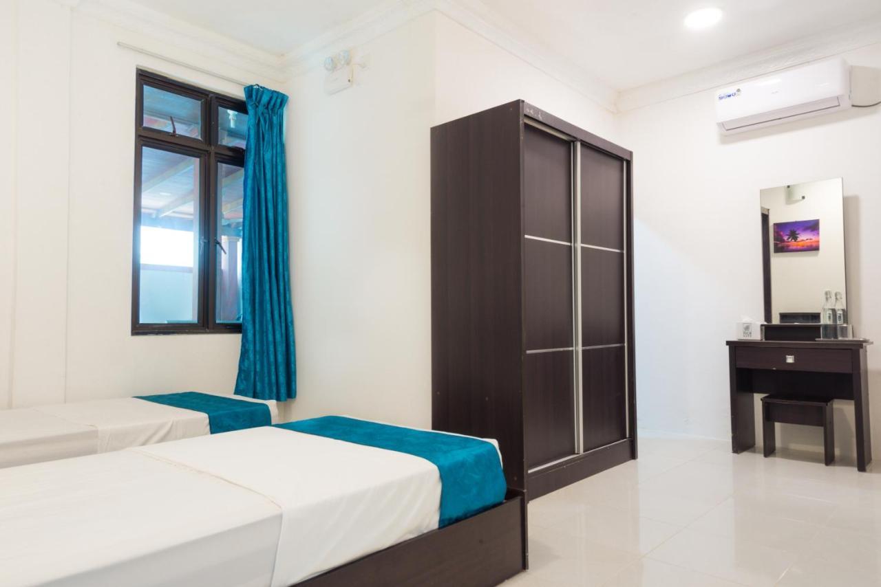Palm Gate Maldives Hotel Тулусдоо Екстериор снимка