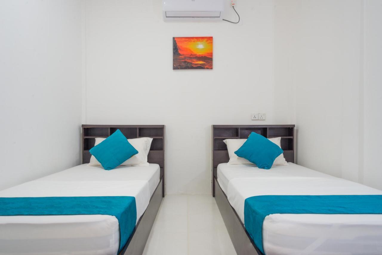 Palm Gate Maldives Hotel Тулусдоо Екстериор снимка